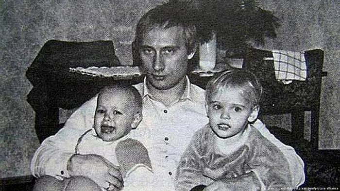 Vladimir Putin şi cele două fiice ale sale (anul când a fost făcută fotografia nu este cunoscut)