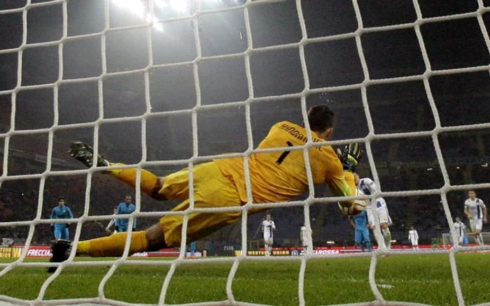 Samir Handanovici a respins şutul lui KonoplyankaFOTO: Reuters