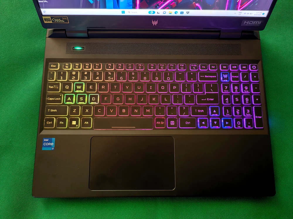 Acer Predator Helios Neo 16 (2023) tastatura și mousepad. FOTO Adrian Pogîngeanu