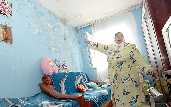 Faţada blocului de pe strada Amurgului a devenit pericol public după ce, în ultimul timp, mai multe bucăţi din zid s-au desprins (fotografii: Dorin Constanda)