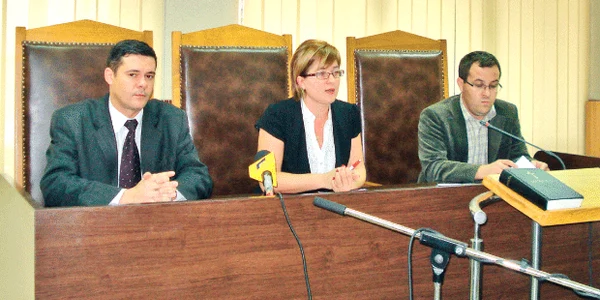 Radu Tărniceriu (stânga) le-ar fi cerut celor două colege din subordinea sa intabularea unui teren al statului, în favoarea fostului primar al comunei Gorban