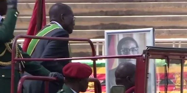 Robert Mugabe se inchina in fata propriului portret FOTO Captura YouTube Al Jazeera 