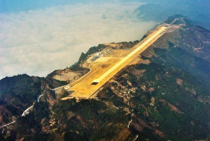 Pistele aeroportului sunt la 670 de metri altitudine, pe o platformă care a necesitat nivelarea unui vârf de munte