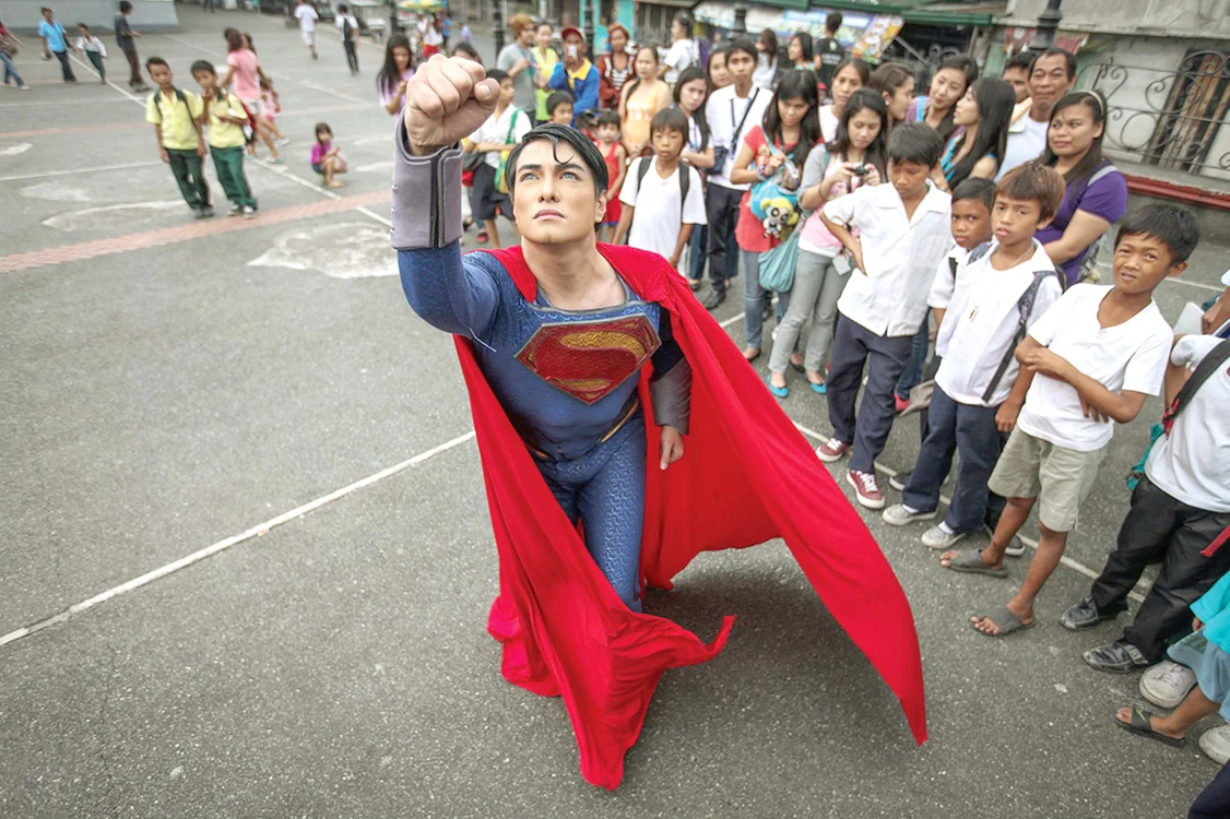 
    2015. Filipinezul Herbert Chavez a reuşit să-i convingă pe copiii din oraşul Calamba că are super-puteri  