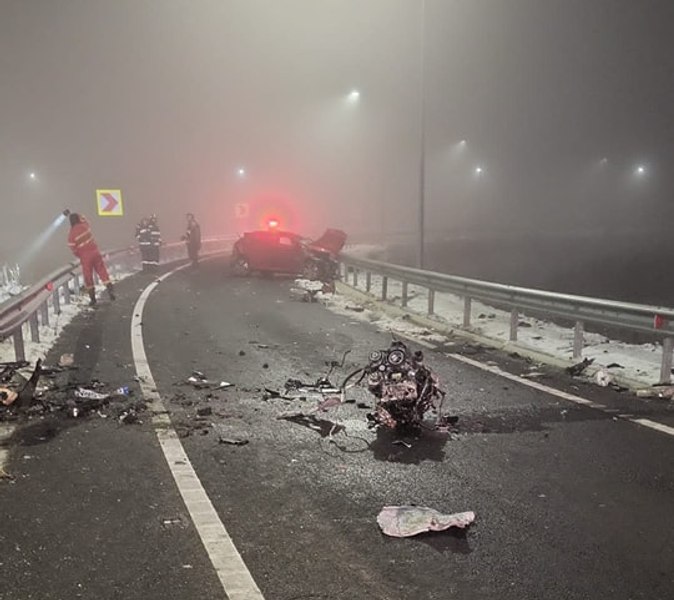 Un șofer vitezoman a scăpat miraculos cu viață dintr-un accident pe DEx 12. Motorul a sărit pe drum 
