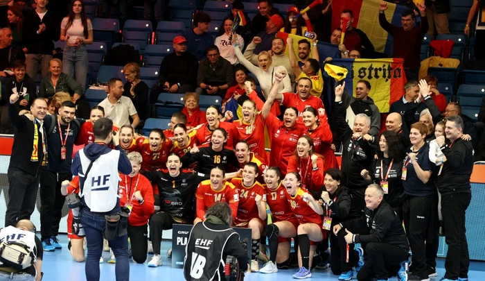 Handbalistele au sărbătorit cu fanii victoria cu Suedia (FOTO: Sportpictures)