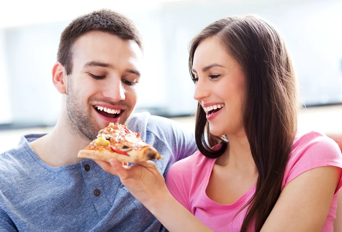 
    Pentru a arde caloriile dintr-o singură felie de pizza sunt necesare peste 30 de minute de sex activfoto: 123RF  