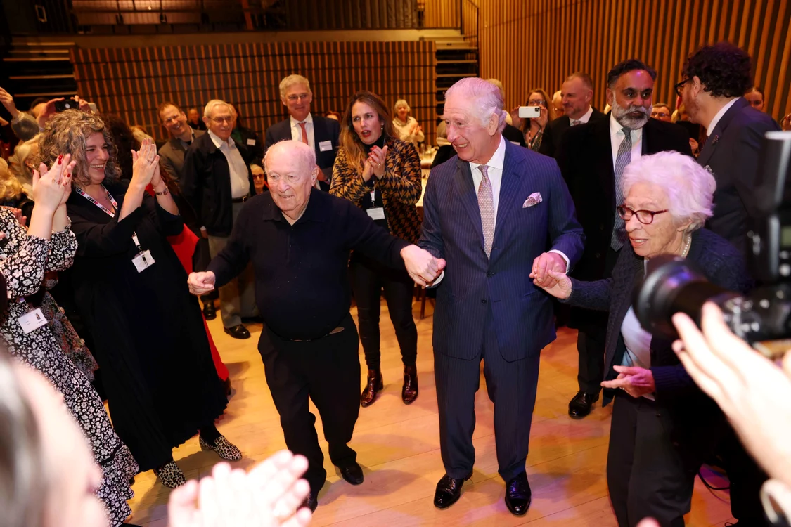 Charles dansând în 2022 cu Eva Schloss, sora vitregă a Annei Frank,  profimedia 1063296602 jpg