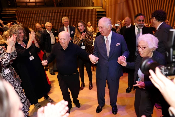 Charles dansând în 2022 cu Eva Schloss, sora vitregă a Annei Frank,  profimedia 1063296602 jpg