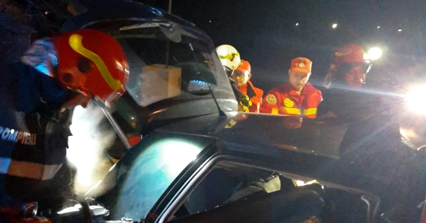 Două persoane au fost găsite încarcerate. Foto/video ISU Argeş