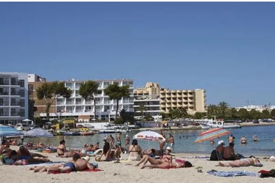 O plajă celebră și îndrăgită de turiștii români a fost închisă în plin sezon. Care e motivul