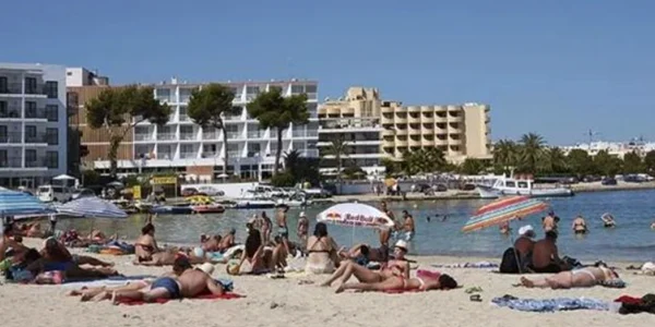 Playa Es Pinet din Ibiza FOTO discoveribiza com png