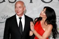 Jeff Bezos și logodnica lui  Foto   Shutterstock jpg