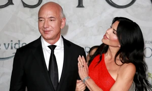 Jeff Bezos și logodnica lui  Foto   Shutterstock jpg