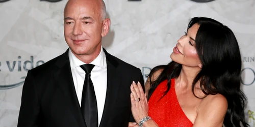 Jeff Bezos și logodnica lui  Foto   Shutterstock jpg