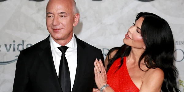 Jeff Bezos și logodnica lui Foto Shutterstock jpg