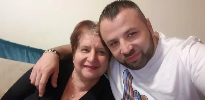 Cristian Vîlsan alături de mama sa, care acum îl așteaptă îngrijorată acasă