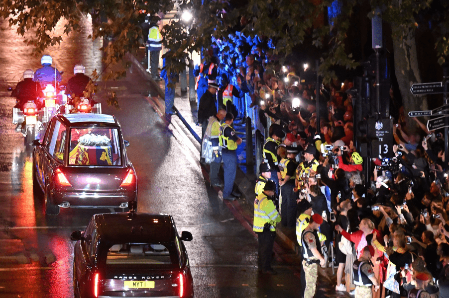 Funeraliile reginei blochează activitatea în Marea Britanie: programările la medic sunt anulate, supermarketurile vor fi închise