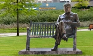 statuie lucescu hunedoara jpg