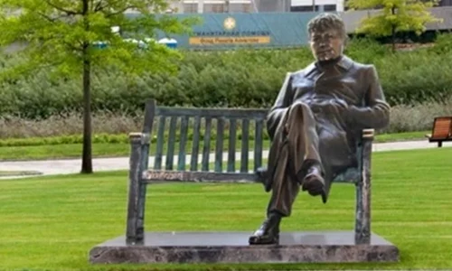 statuie lucescu hunedoara jpg