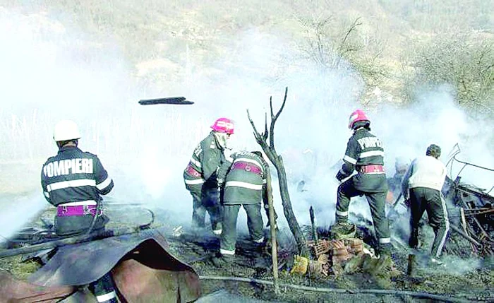 
    Trei oameni au murit încercând să stingă incendiile  