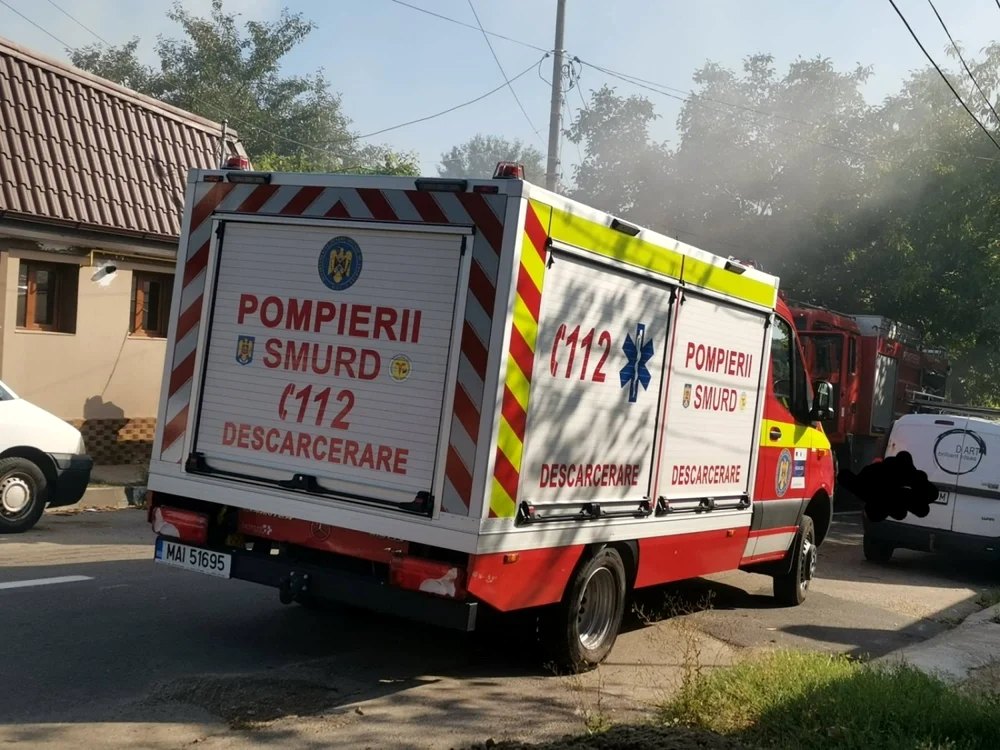 Pompierii ai intervenit pentru a stinge focul, sursa: C.M