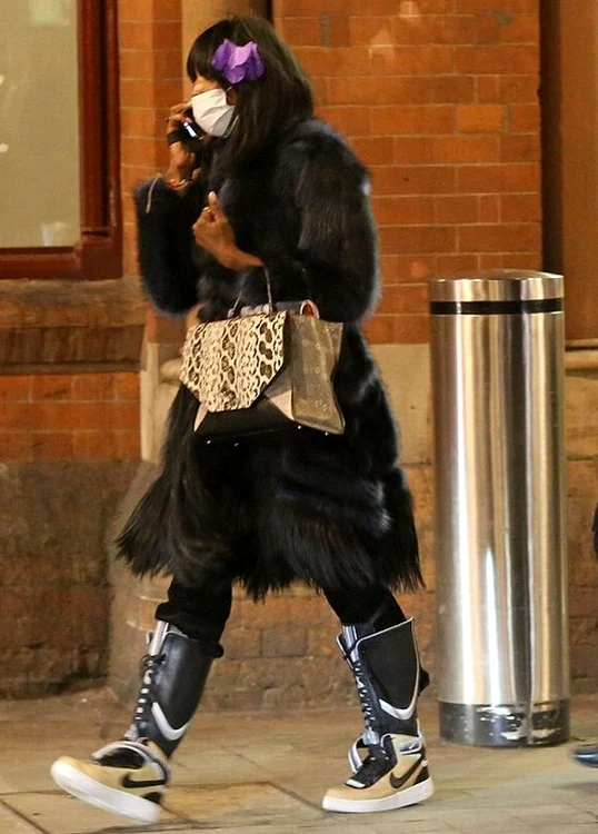 Naomi Campbell a atras imediat atenţia asupra ei 