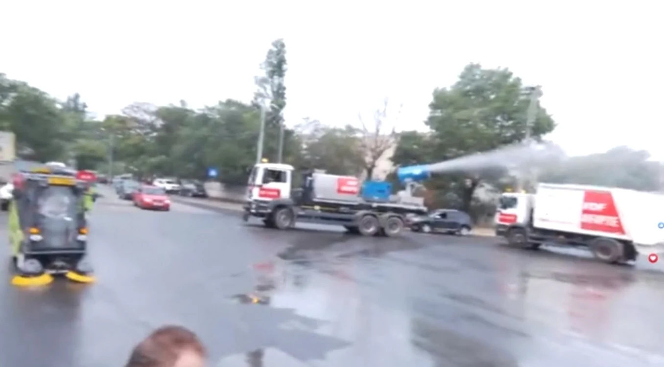30 de mașini de gunoi s-au învârtit în zona unde se ținea conferința cu instalațiile de dezinfectare pornite