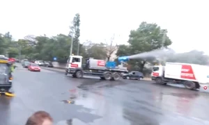 30 de mașini de gunoi s au învârtit în zona unde se ținea conferința cu instalațiile de dezinfectare pornite jpeg