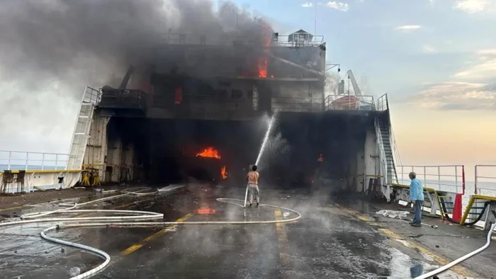 Nava Nadezhda lovită de drone