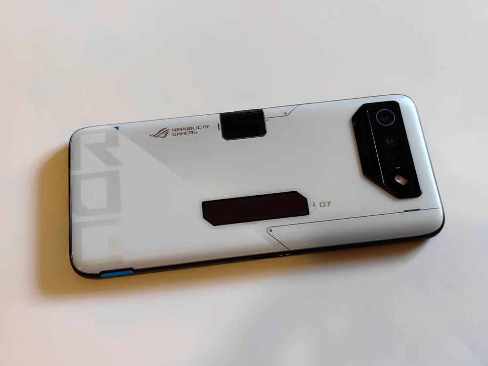 ASUS ROG Phone 7 Ultimate spate. FOTO Adrian Pogîngeanu 
