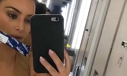 Kim Kardashian și a făcut un "selfie" cu testul de sarcină jpeg