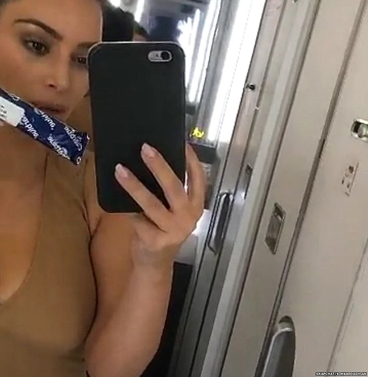 Kim Kardashian și-a făcut un "selfie" cu testul de sarcină