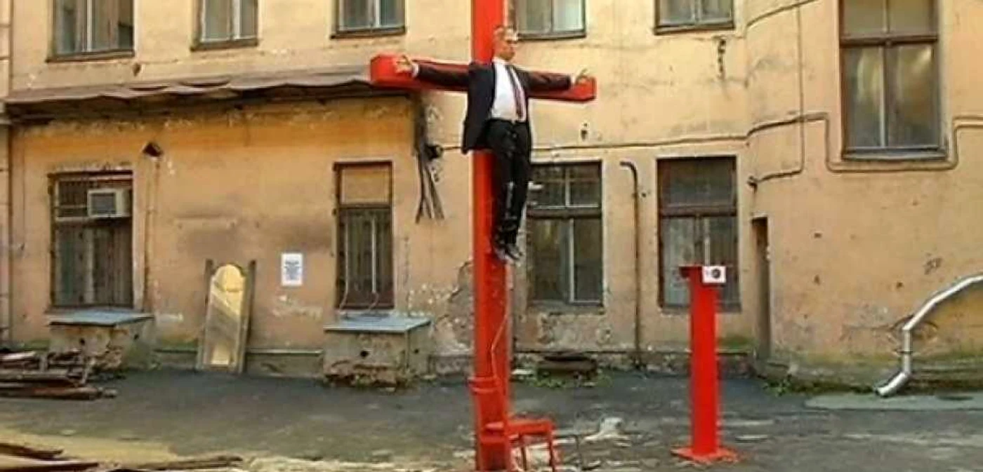 Statuia care îl reprezintă pe Vladimir Putin crucificat este expusă în curtea unui fost sediu KGB FOTO Twitter via Ukraine Today