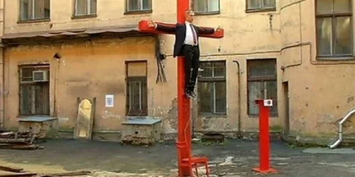 Putin crucificat in RIga FOTO Twitter via Ukraine Today