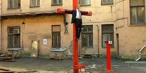Putin crucificat in RIga FOTO Twitter via Ukraine Today