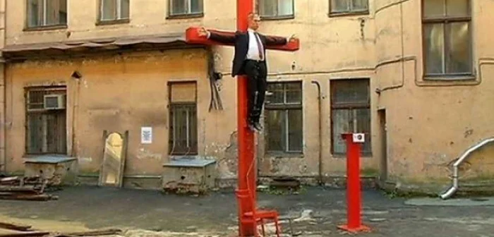 Statuia care îl reprezintă pe Vladimir Putin crucificat este expusă în curtea unui fost sediu KGB FOTO Twitter via Ukraine Today