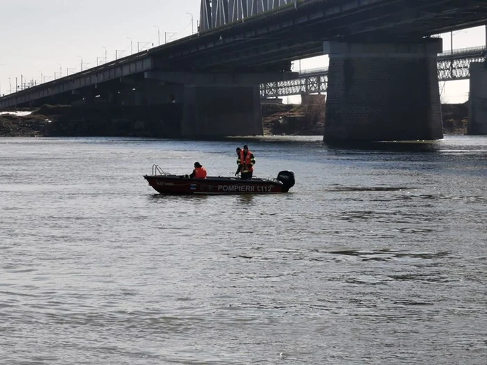 O femeie care s-a aruncat de pe podul de la Feteşti a fost scoasă îmediat din apă de un echipaj ISU Ialomiţa, însă la scurt timp victima a decedatFoto: ISU Ialomița