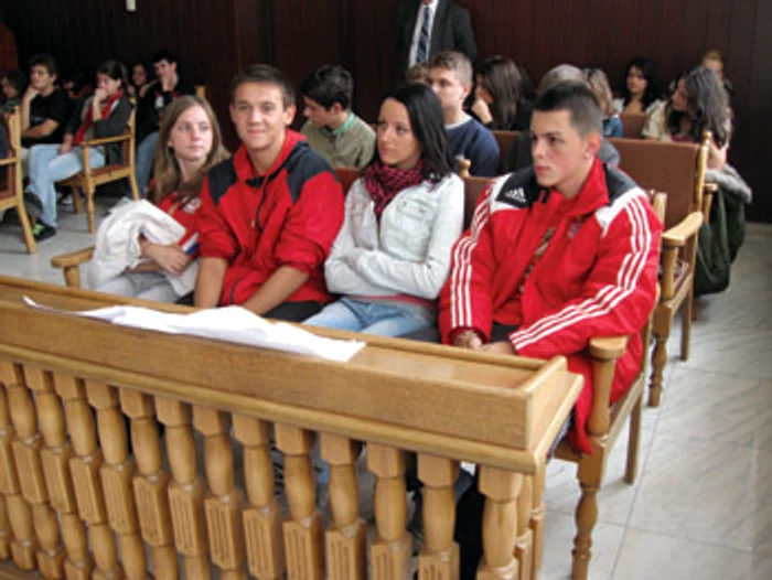 Reşiţa: Elevii s-au jucat de-a judecătorii (GALERIE FOTO)