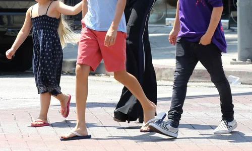 Exclusive    Victoria Beckham Hangs Out With Her Children In LA***NO USE W/O PRIOR AGREEMENT   CALL FOR PRICING*** jpeg