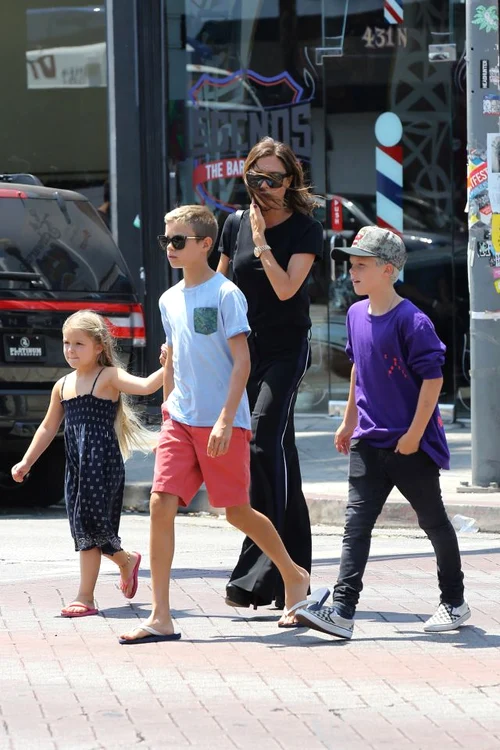 Exclusive Victoria Beckham Hangs Out With Her Children In LA***NO USE W/O PRIOR AGREEMENT CALL FOR PRICING*** jpeg