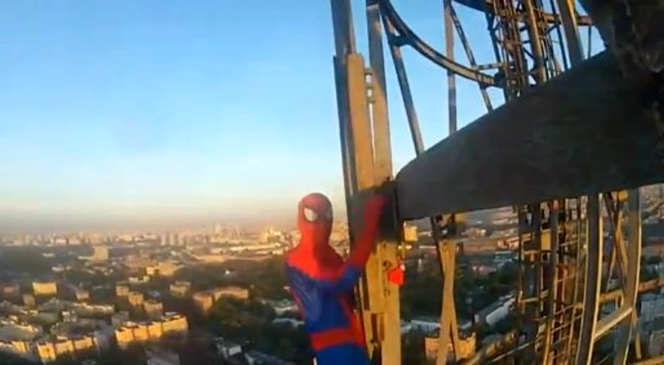 
    Băiatul s-a întâlnit cu Spiderman  