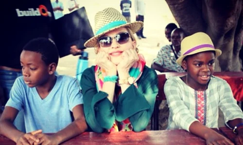 Madonna drueckt nochmal die Schulbank? Nein, nein Das "Material Girl" ist gerade in Afrika und schaut welche Fortschritte ihre "Raising Malawia" Organisation macht 2008 adoptierte sie ihre beiden malawischen Kinder David und Mercy // Has Madonna g