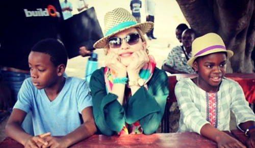 Madonna drueckt nochmal die Schulbank? Nein, nein Das "Material Girl" ist gerade in Afrika und schaut welche Fortschritte ihre "Raising Malawia" Organisation macht 2008 adoptierte sie ihre beiden malawischen Kinder David und Mercy // Has Madonna go to s jpeg