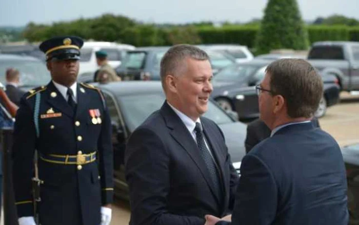 Ministrul polonez al Apărării, Tomasz Siemoniak, întâmpinat pe 19 mai 2015 la Washington de către omologul său american Ashton Carter FOTO AFP