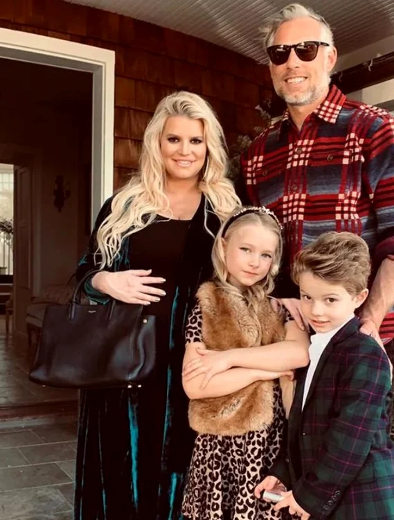 Jessica Simpson și soțul ei mai au împreună doi copii, o fetiță și un băiețel 