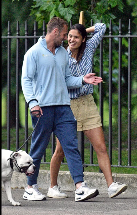 Emma Răducanu alături de John Friend, după înfrângerea de la Queen`s. Sursă foto: The Sun