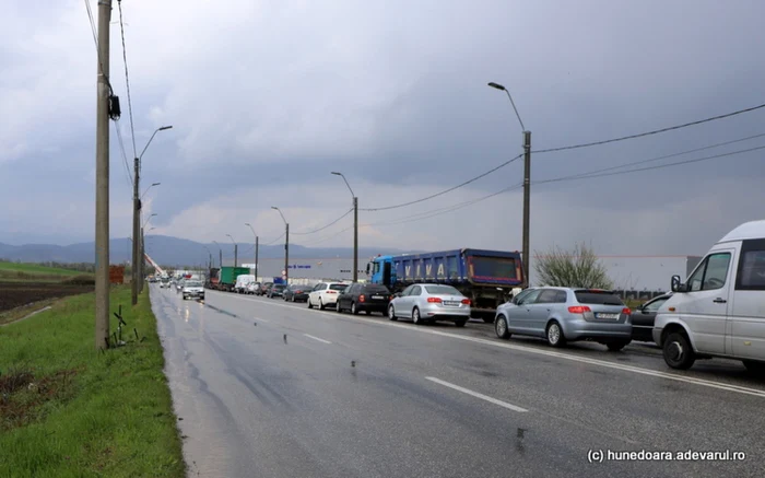 trafic restrictionat pe seseaua hunedoara deva autotren repus pe roti foto daniel guta