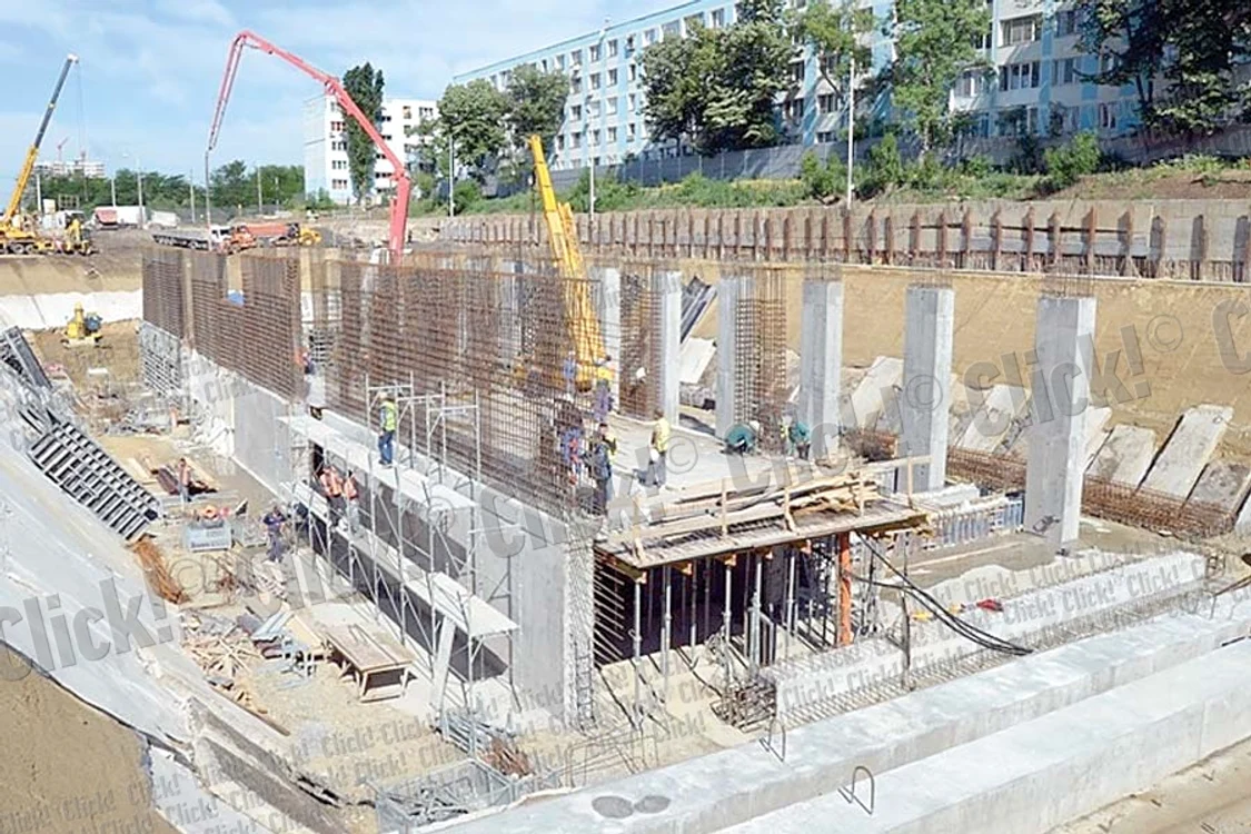 De la Centură şi până la strada Popasului s-a turnat asfalt pe un sens de circulaţie (Fotografii: Dorin Constanda/Magistrala5.ro)