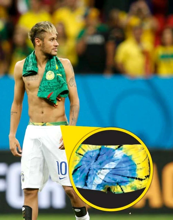 
    Neymar a petrecut  câteva minute cu  şortul dat mai jos  pentru a i se vedea  banda chiloţilor  